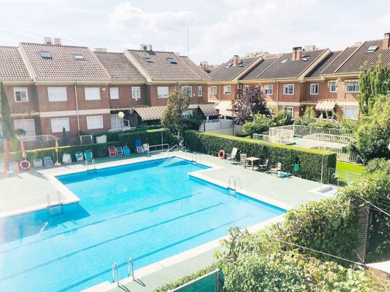 Foto 2 de Casa adossada en venda a Ensanche de 4 habitacions amb terrassa i piscina
