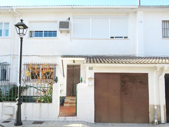 Foto 1 de Casa adossada en venda a Valdeavero de 4 habitacions amb piscina i garatge