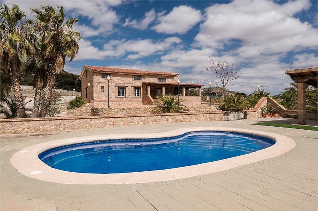 Foto 2 de Casa en venda a plaza Poligono de 9 habitacions amb terrassa i piscina