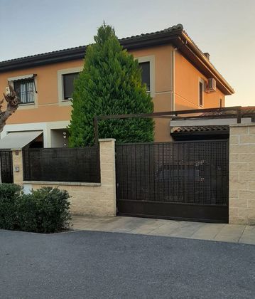 Foto 2 de Casa adosada en venta en calle Capricornio de 3 habitaciones con terraza y piscina