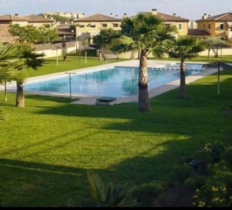 Foto 1 de Casa adosada en venta en calle Capricornio de 3 habitaciones con terraza y piscina