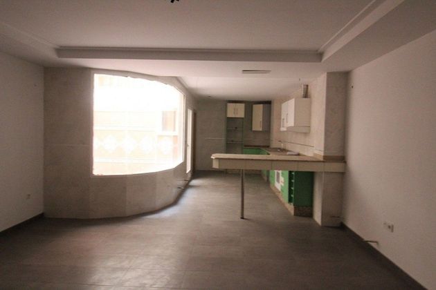 Foto 1 de Venta de piso en Centro - Elche de 2 habitaciones con garaje y aire acondicionado