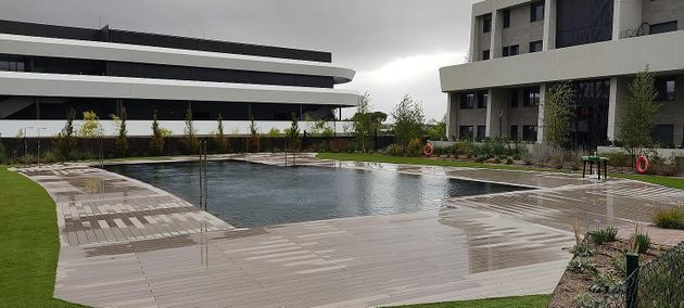 Foto 1 de Àtic en lloguer a Prado de Somosaguas de 2 habitacions amb terrassa i piscina