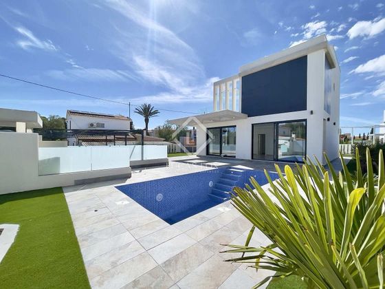 Foto 1 de Chalet en venta en Playa Mucha Vista de 4 habitaciones con terraza y piscina
