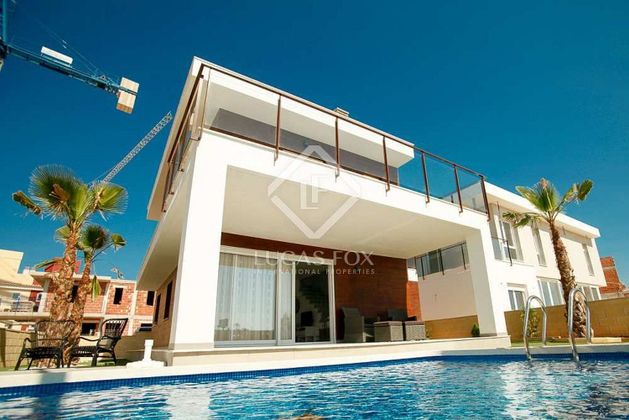 Foto 1 de Chalet en venta en Gran Alacant de 5 habitaciones con terraza y piscina