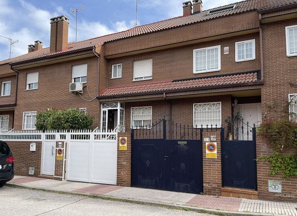 Foto 1 de Casa adossada en venda a Prado Santo Domingo - Ensanche de 5 habitacions amb terrassa i garatge