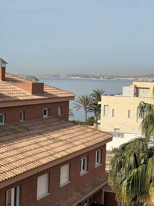 Foto 2 de Casa adossada en venda a calle Océano de 5 habitacions amb terrassa i piscina