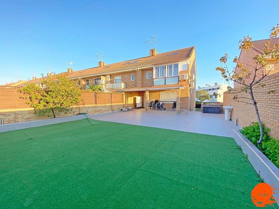 Foto 2 de Casa adossada en venda a Las Castañeras - Bulevar de 5 habitacions amb terrassa i piscina