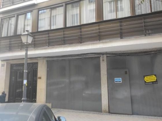 Foto 2 de Alquiler de local en calle De Menorca de 185 m²