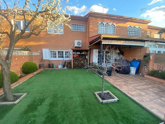 Foto 1 de Casa adossada en venda a Val de 5 habitacions amb terrassa i piscina