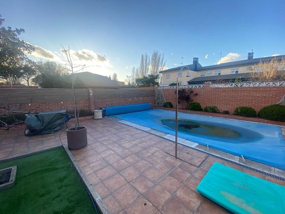 Foto 2 de Casa adossada en venda a Val de 5 habitacions amb terrassa i piscina