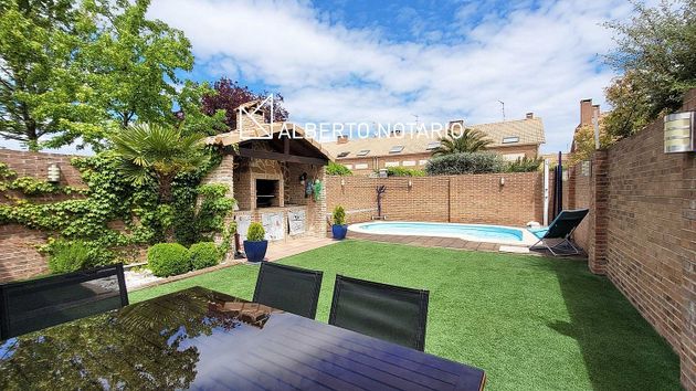 Foto 1 de Casa adossada en venda a Villanueva de la Torre de 3 habitacions amb terrassa i piscina