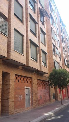 Foto 2 de Alquiler de local en calle Carolina Coronado de 158 m²