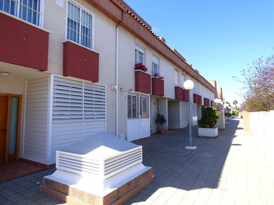 Foto 1 de Casa adossada en venda a calle Locutor Vicente Hipolito de 3 habitacions amb terrassa i piscina