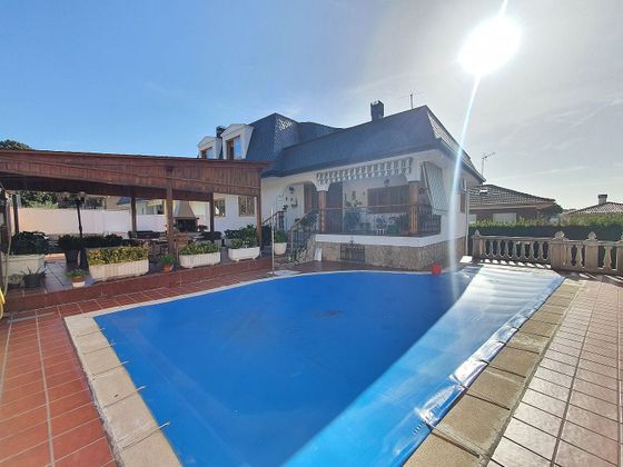 Foto 1 de Venta de chalet en Las Conejeras - Esparragal de 5 habitaciones con terraza y piscina