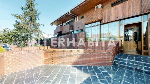 Foto 2 de Casa adossada en venda a calle Isla de la Toja de 6 habitacions amb terrassa i piscina