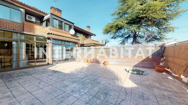 Foto 1 de Casa adossada en venda a calle Isla de la Toja de 6 habitacions amb terrassa i piscina