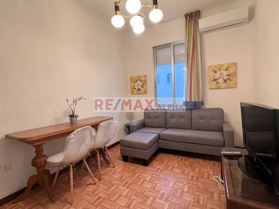 Foto 2 de Piso en alquiler en calle De Gutierre de Cetina de 2 habitaciones con muebles y aire acondicionado