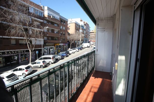 Foto 1 de Pis en lloguer a calle De Gutierre de Cetina de 3 habitacions amb terrassa i mobles
