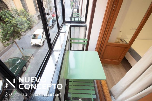 Foto 2 de Alquiler de estudio en calle Del Pez con muebles y balcón
