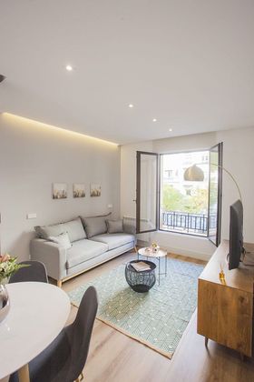 Foto 1 de Alquiler de piso en Ibiza de 2 habitaciones con muebles y balcón