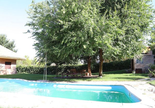 Foto 2 de Chalet en venta en Yeles de 4 habitaciones con terraza y piscina