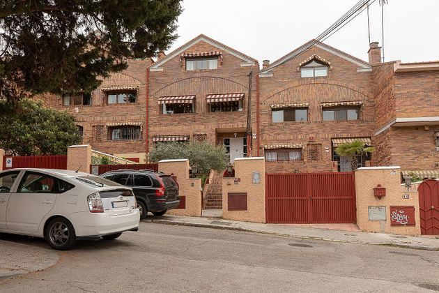 Foto 1 de Casa adossada en venda a Peñagrande de 8 habitacions amb terrassa i piscina