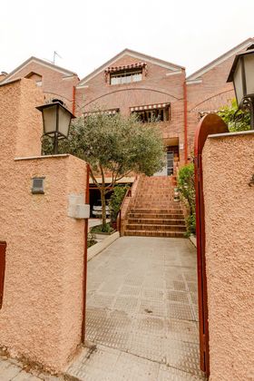 Foto 2 de Casa adosada en venta en Peñagrande de 8 habitaciones con terraza y piscina