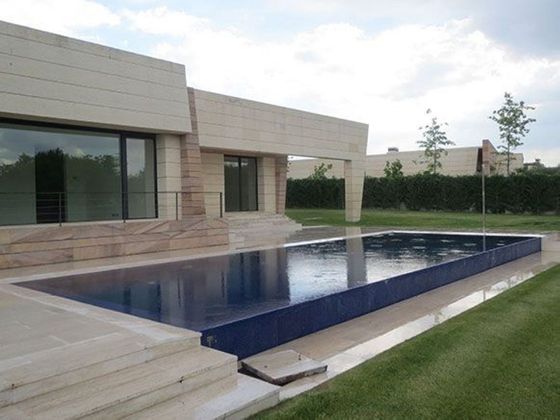 Foto 1 de Casa en venda a paseo De Los Lagos de 8 habitacions amb terrassa i piscina