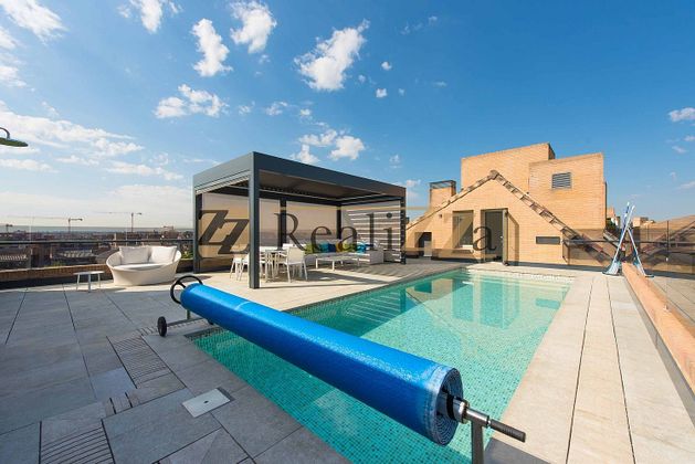 Foto 1 de Ático en venta en paseo Del Hontanar de 5 habitaciones con terraza y piscina
