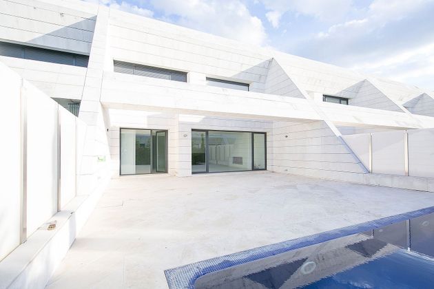Foto 1 de Casa adossada en venda a paseo Del Los Lagos de 4 habitacions amb terrassa i piscina