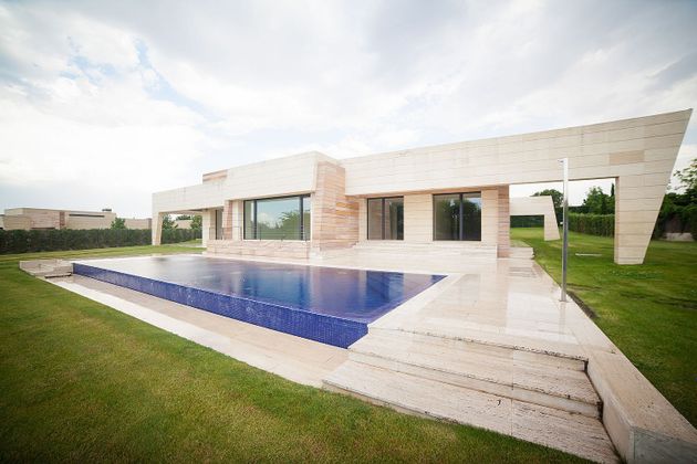 Foto 1 de Casa en venda a paseo De Los Lagos de 7 habitacions amb terrassa i piscina