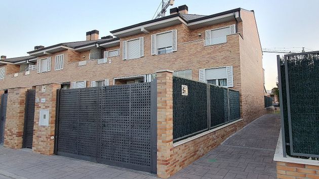 Foto 2 de Casa adossada en venda a avenida Del Delta del Ebro de 6 habitacions amb terrassa i piscina