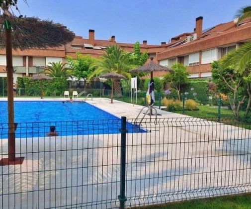 Foto 1 de Casa adossada en venda a avenida De Madrid de 5 habitacions amb terrassa i piscina