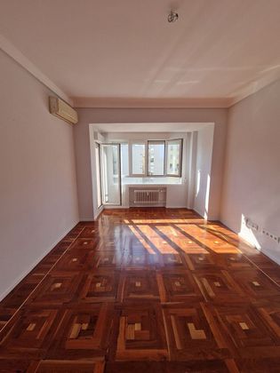 Foto 1 de Alquiler de piso en calle De la Fuente del Berro de 2 habitaciones con terraza y aire acondicionado