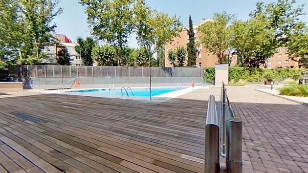 Foto 2 de Piso en alquiler en Alameda de Osuna de 1 habitación con piscina y jardín