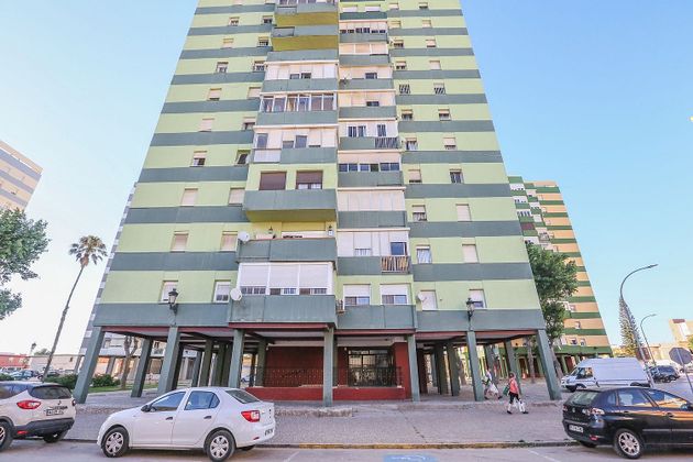 Foto 1 de Venta de piso en La Línea de la Concepción ciudad de 4 habitaciones con terraza y ascensor
