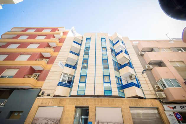 Foto 1 de Venta de piso en Centro - Torrevieja de 4 habitaciones con terraza y ascensor