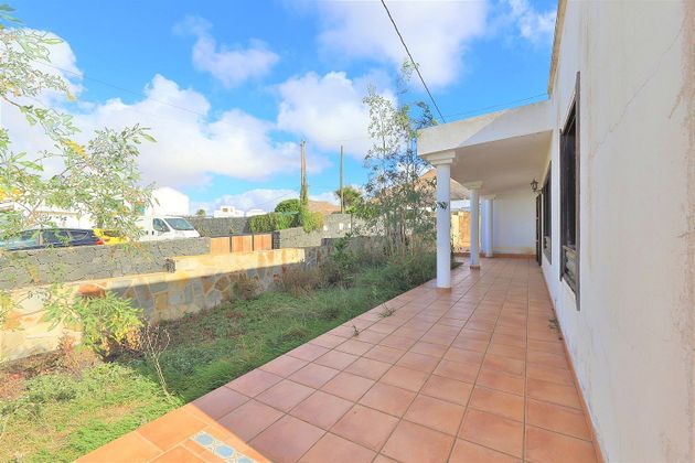 Foto 2 de Venta de casa en Tinajo de 6 habitaciones con jardín