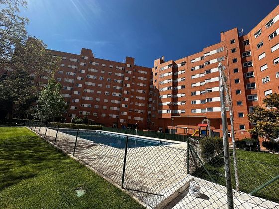 Foto 2 de Piso en venta en avenida De Los Rosales de 2 habitaciones con terraza y piscina