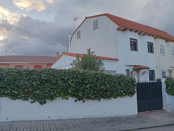 Foto 1 de Casa en lloguer a Villanueva de Perales de 5 habitacions amb terrassa i piscina