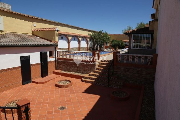 Foto 2 de Casa en venda a Valencia de las Torres de 8 habitacions amb piscina