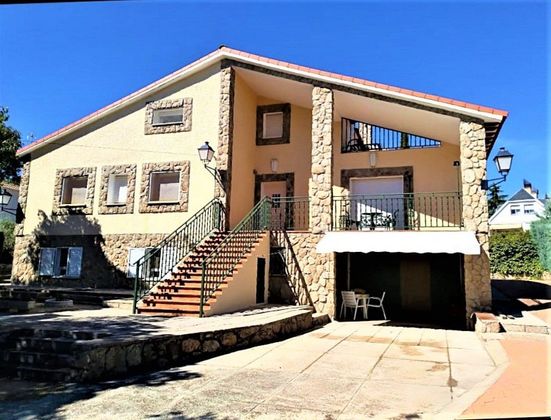 Foto 1 de Chalet en venta en calle Castillo de Mombeltrán de 9 habitaciones con terraza y garaje