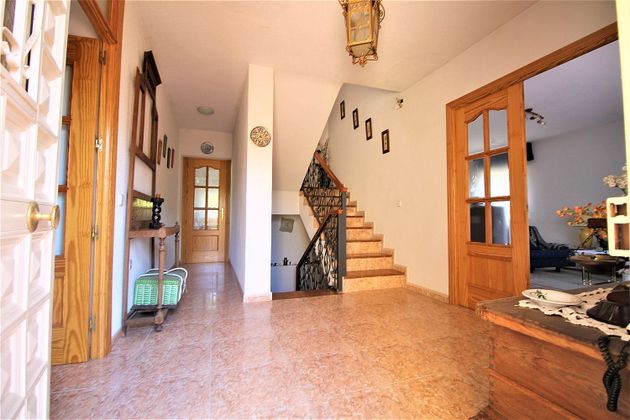 Foto 2 de Chalet en venta en calle Castillo de Mombeltrán de 9 habitaciones con terraza y garaje