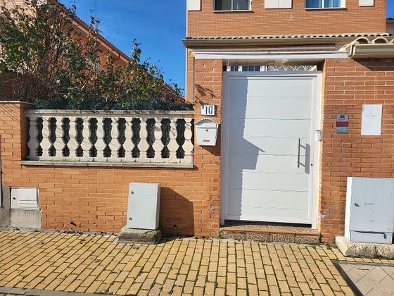 Foto 2 de Casa adossada en venda a calle Zaragoza de 5 habitacions amb terrassa i piscina