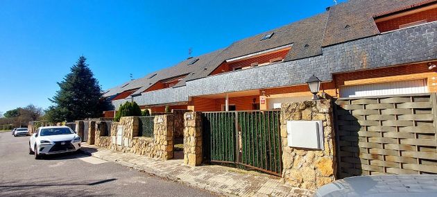 Foto 2 de Casa adossada en venda a Guadarrama de 4 habitacions amb terrassa i piscina