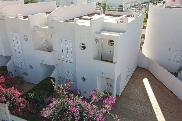 Foto 1 de Casa adossada en venda a Urb. El Palmeral de 3 habitacions amb terrassa i piscina