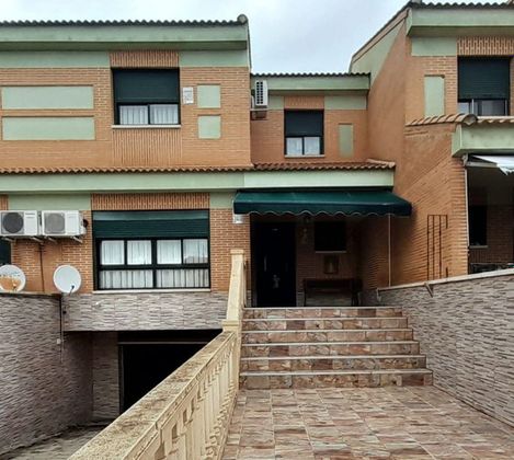 Foto 2 de Casa adosada en venta en Ugena de 4 habitaciones con terraza y piscina