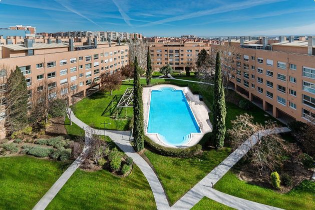 Foto 1 de Alquiler de piso en Piovera - Conde Orgaz de 3 habitaciones con piscina y garaje