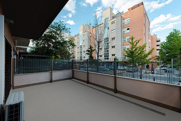 Foto 2 de Piso en alquiler en Alameda de Osuna de 2 habitaciones con terraza y piscina